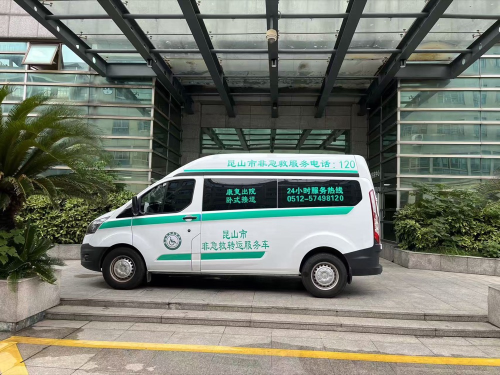 转运车在医院门口待命